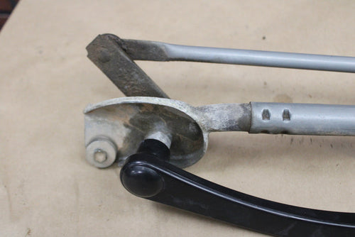 08-23 DODGE CHALLENGER WINDSHIELD WIPER LINKAGE W/ MOTOR 05028756AD