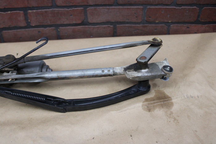 08-23 DODGE CHALLENGER WINDSHIELD WIPER LINKAGE W/ MOTOR 05028756AD