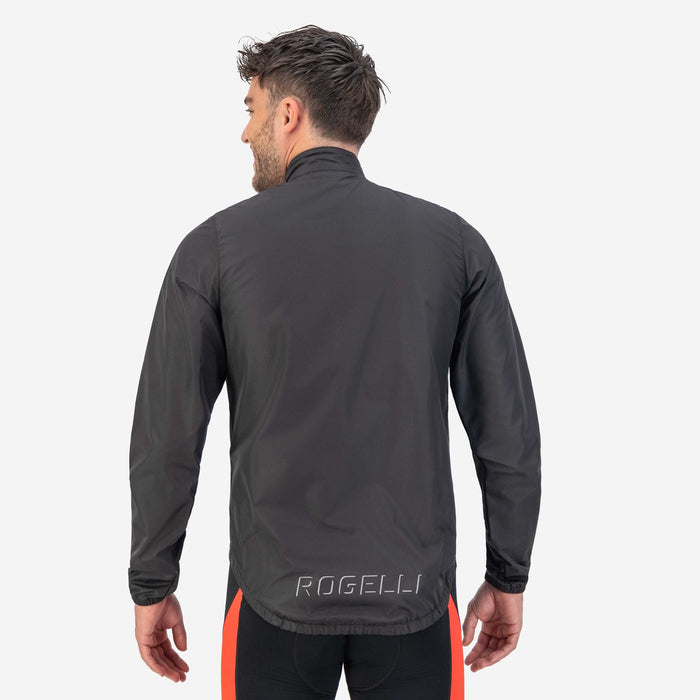 Rogelli Core windjack heren zwart gedragen achterkant.