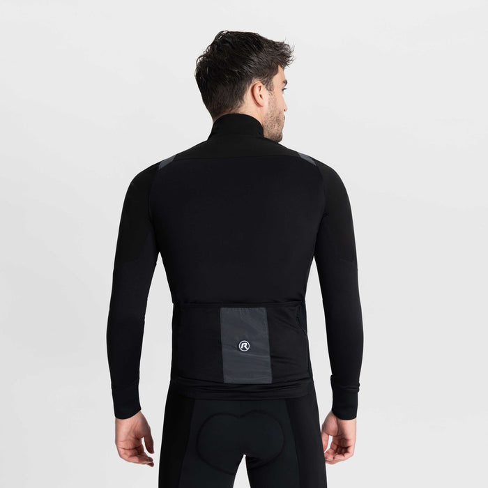 Rogelli Distance light fietsjack heren zwart gedragen achterkant.