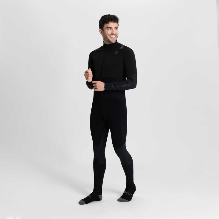 Rogelli Distance light fietsjack heren zwart gedragen totaalshot.