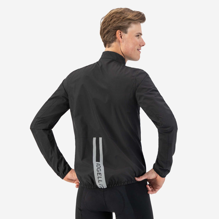 Rogelli Distance regenjack heren zwart gedragen achterkant.