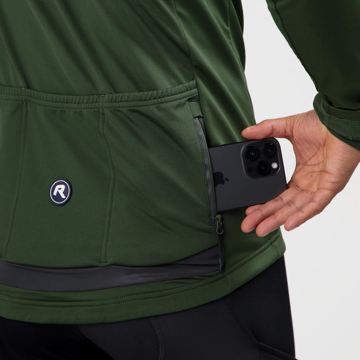 Detail van Rogelli Essential II fietsjack heren groen met achterzakken.