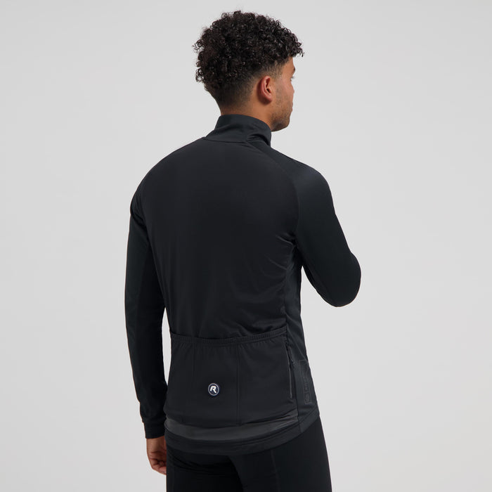 Rogelli Essential II fietsjack heren zwart gedragen achterkant.