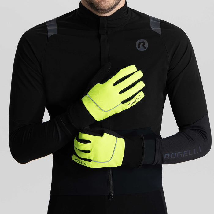Rogelli Essential fietshandschoenen winter heren zwart en fluor gedragen voorkant.