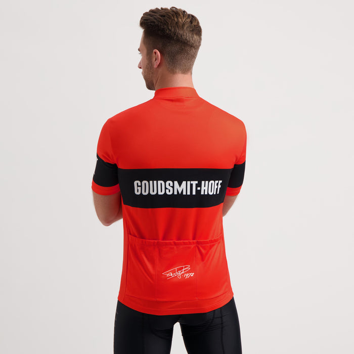 Rogelli Goudsmit fietsshirt heren rood korte mouw gedragen achterkant.
