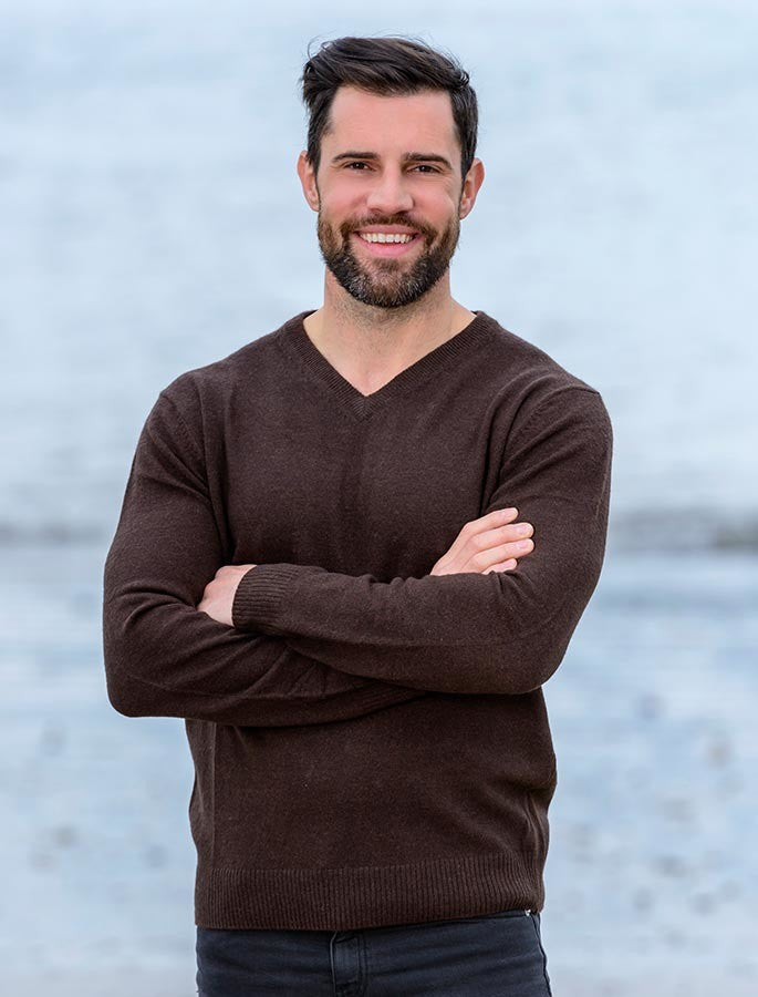 Mens Lambswool V-Neck Sweater - Turf #color_turf