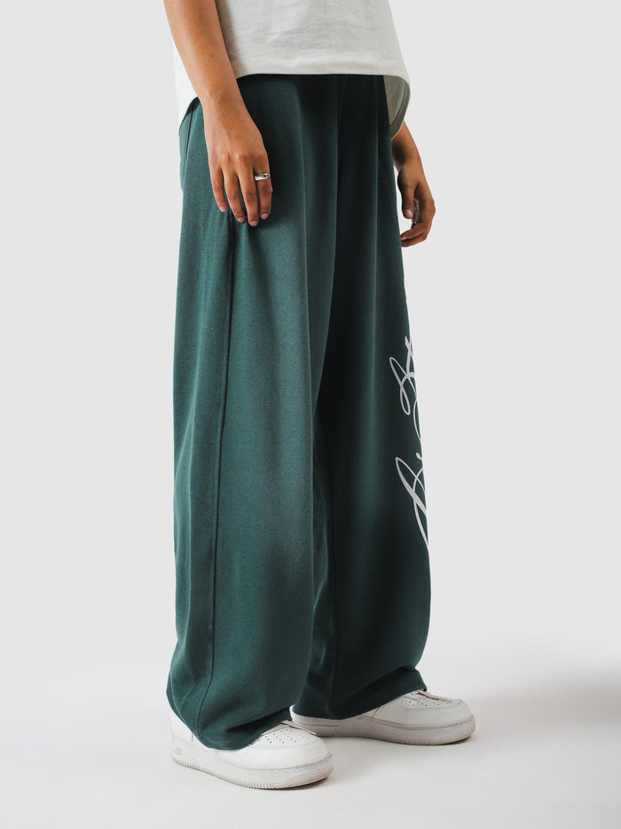 Elastic waist detail on baggy terry sweatpants - GROOVY Pakistan
