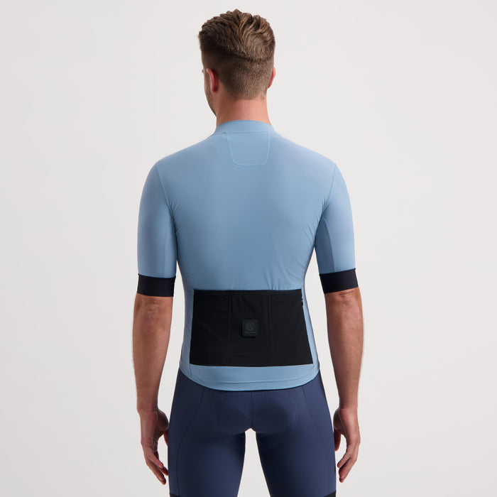 Rogelli Signature fietsshirt heren lichtblauw korte mouw gedragen achterkant.