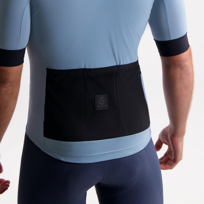 Detail van Rogelli Signature fietsshirt heren lichtblauw achterkant met zakken.