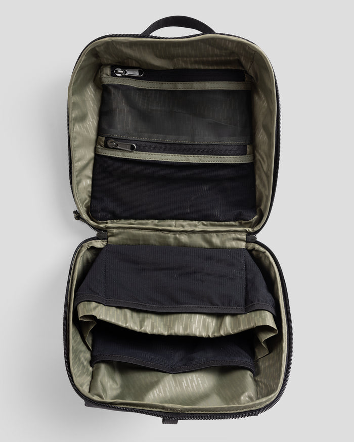 b1646_902_toiletry_wash_bag_black_b_1600x2000_2a2e340_1756934088000